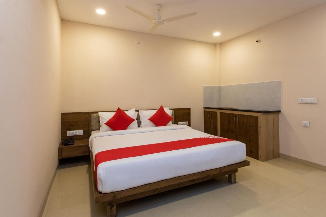 Oyo 77137 Hotle Castle Inn Mumbai Bagian luar foto