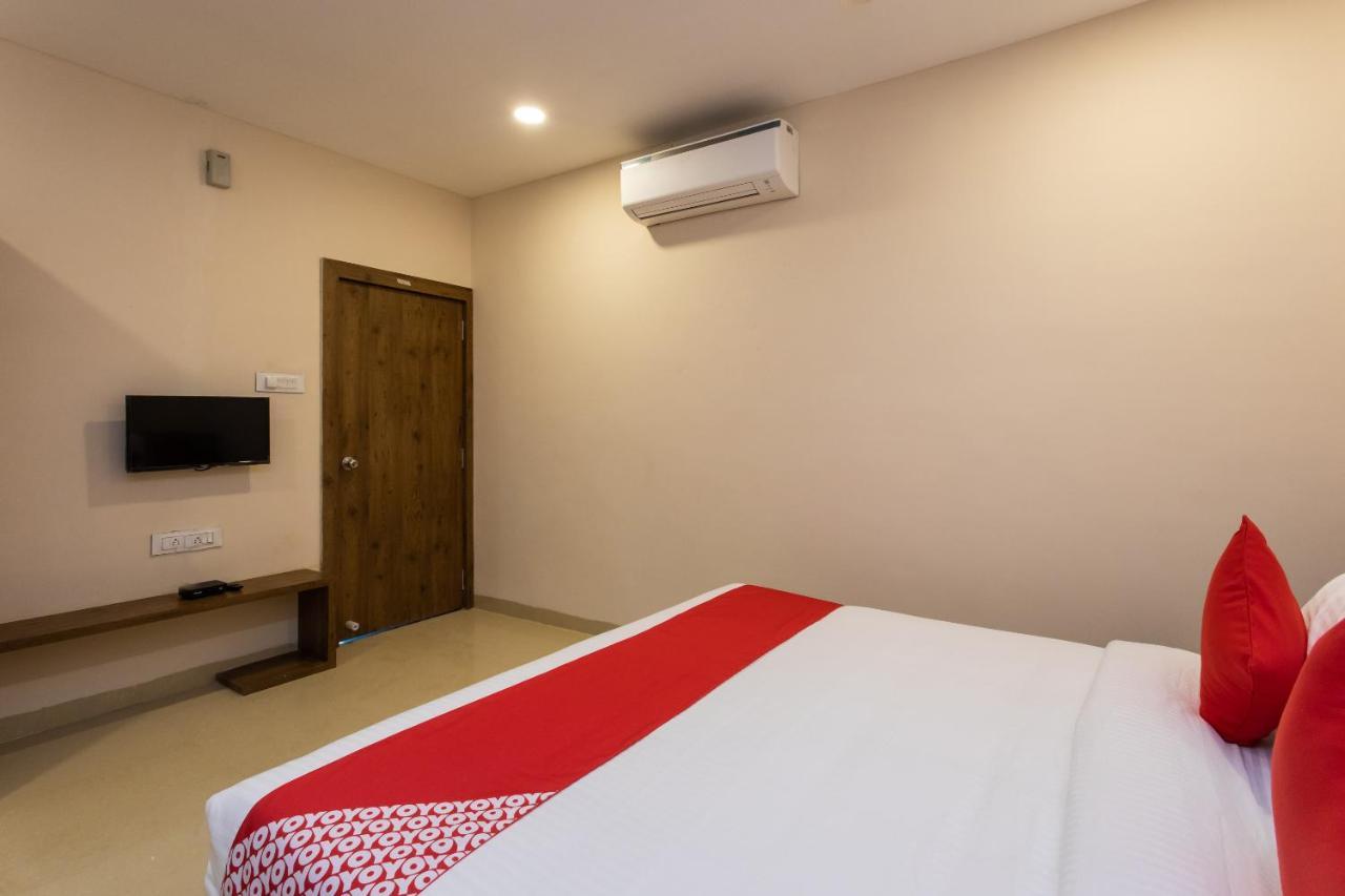 Oyo 77137 Hotle Castle Inn Mumbai Bagian luar foto